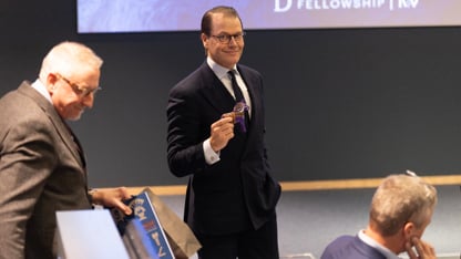 Prinsen med dalahäst i handen