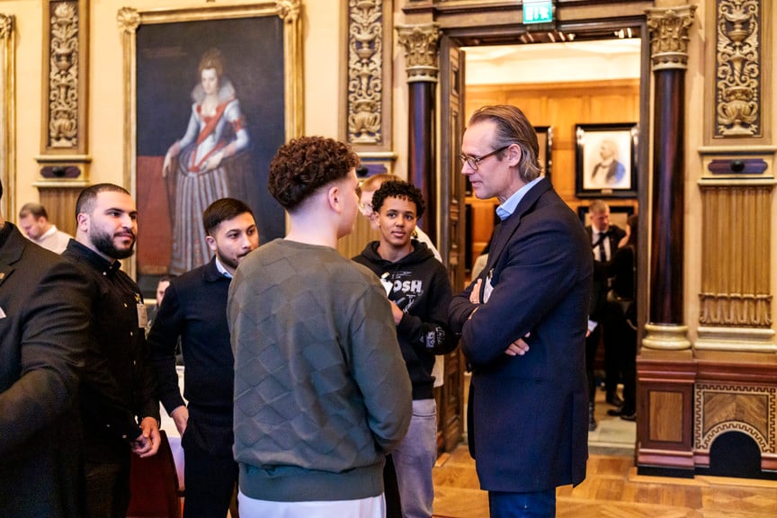 entreprenör och unga i samtal