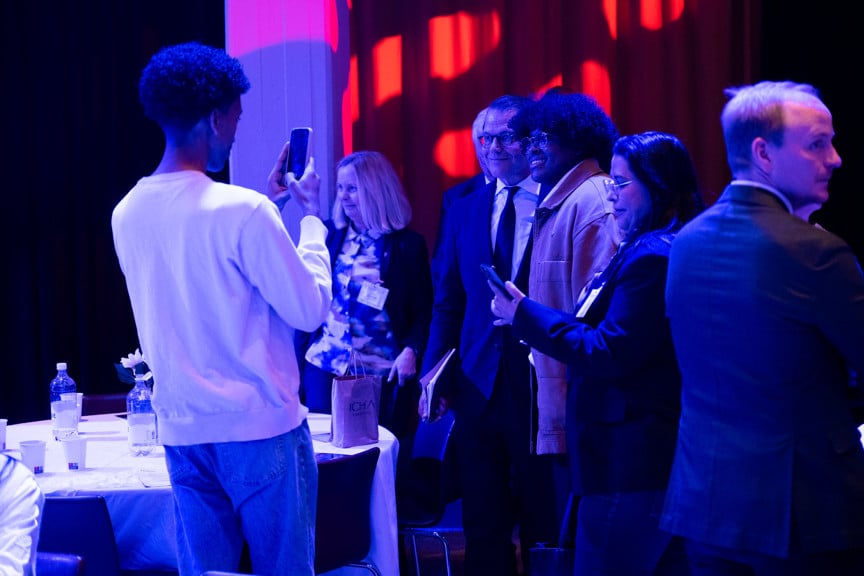 person fotar prinsen och entreprenörer