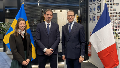 Personer med svensk och fransk flagga