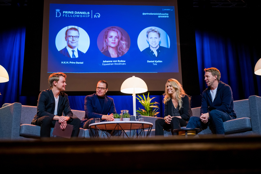 Talare sittande på scen