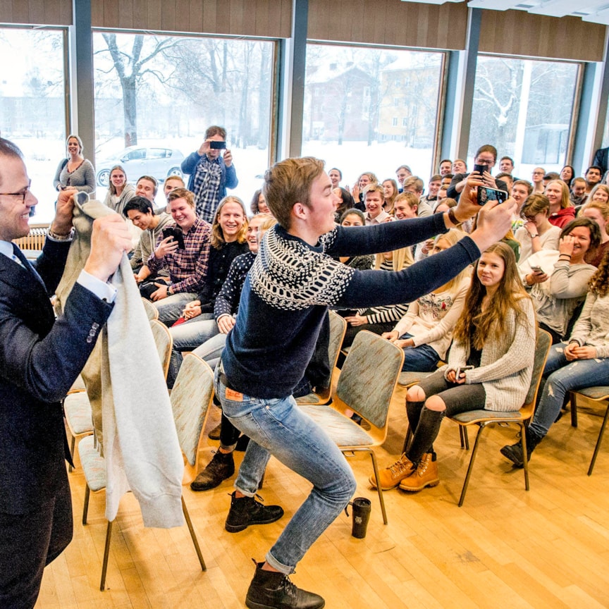 elev fotar Prins Daniel i klassrum