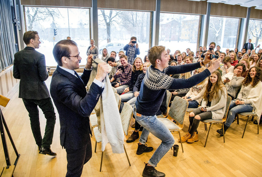 elev fotar Prins Daniel i klassrum