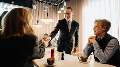 Prins Daniel tar person i hand